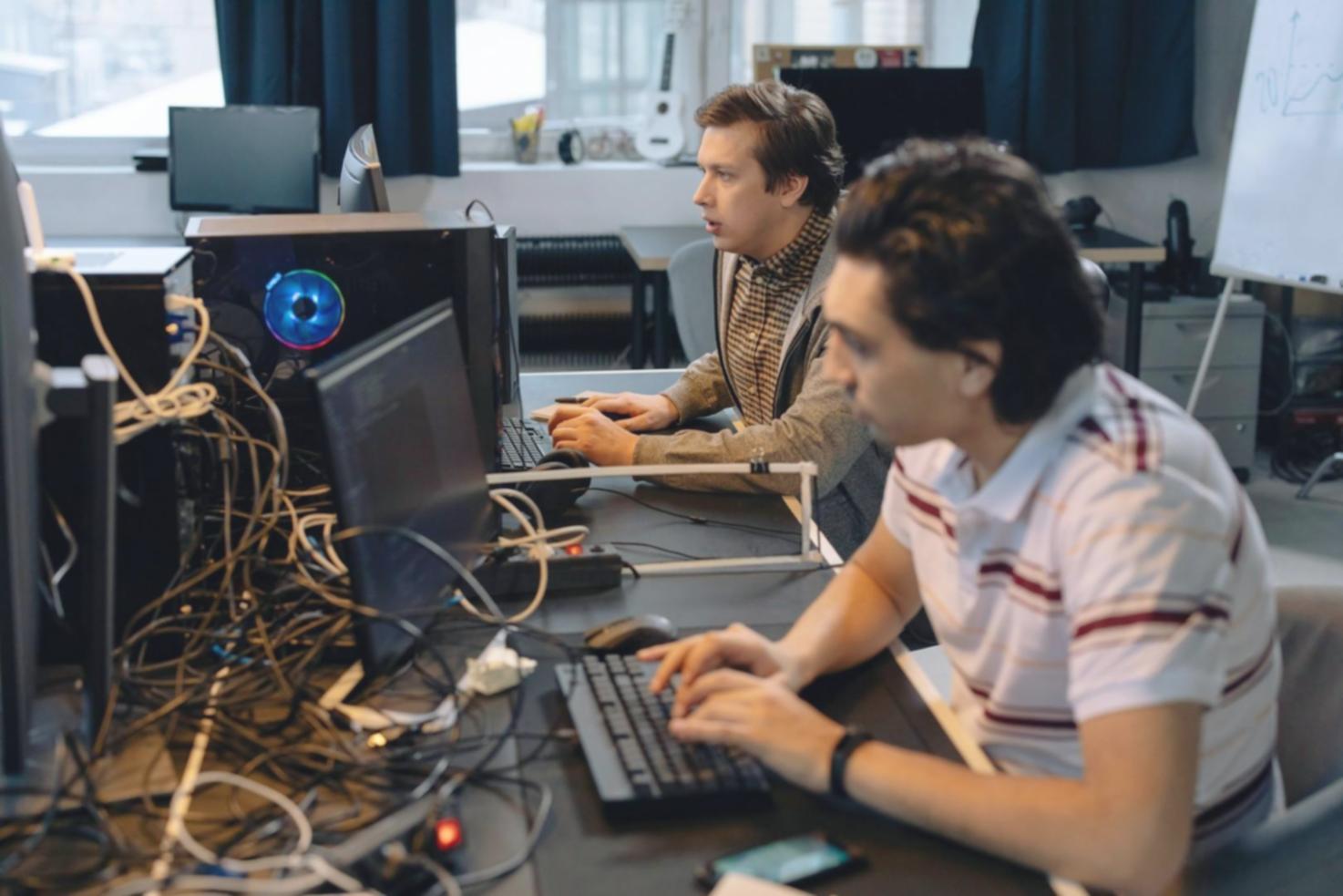 Designer al lavoro su progetto di livello 3D con software professionale